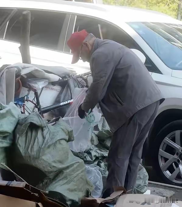 卖废品偶遇暖心大爷！50元收一堆旧衣服，一句话戳中无数普通人
 
我卖废品时，一