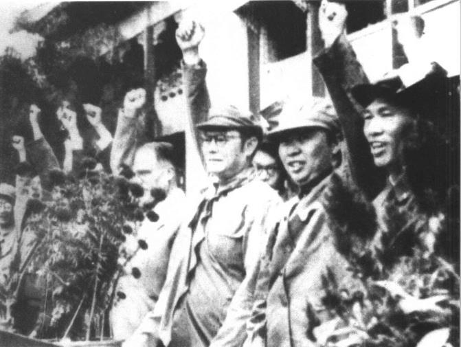 1949年10月，广州解放庆祝大会。右一为邓华，右三为叶剑英。