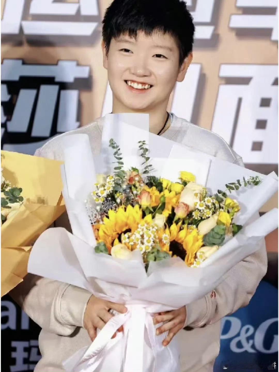 致中国乒乓球队孙颖莎： 昨天是Sunday   ，今天是Sun Yingsha'