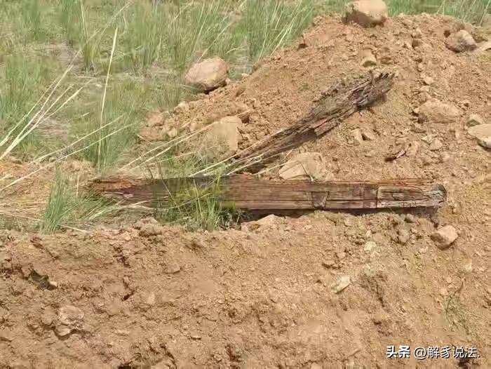 “太缺德了！”山西大同，男子家祖坟被强拆，导致棺木损坏，坟头坍塌，现场一片狼藉。