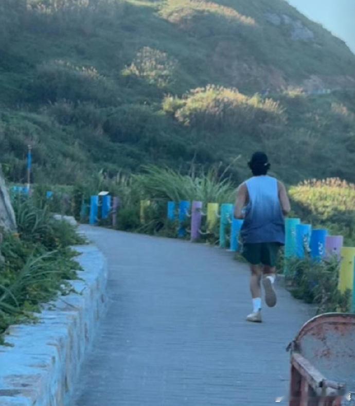 #山上偶遇吴磊跑步##偶遇吴磊山上跑步#磊磊好自律呀！ ​​​[彩虹屁] ​​​