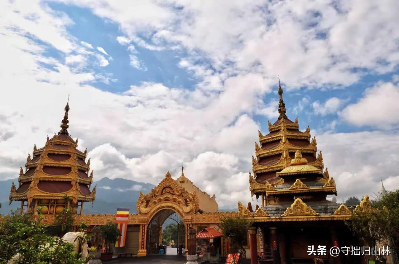 七律·傣族古镇
现代良材精筑垒，
妄彰古邑逐商财。
昼间旅客疏疏至，
夜际华灯熠