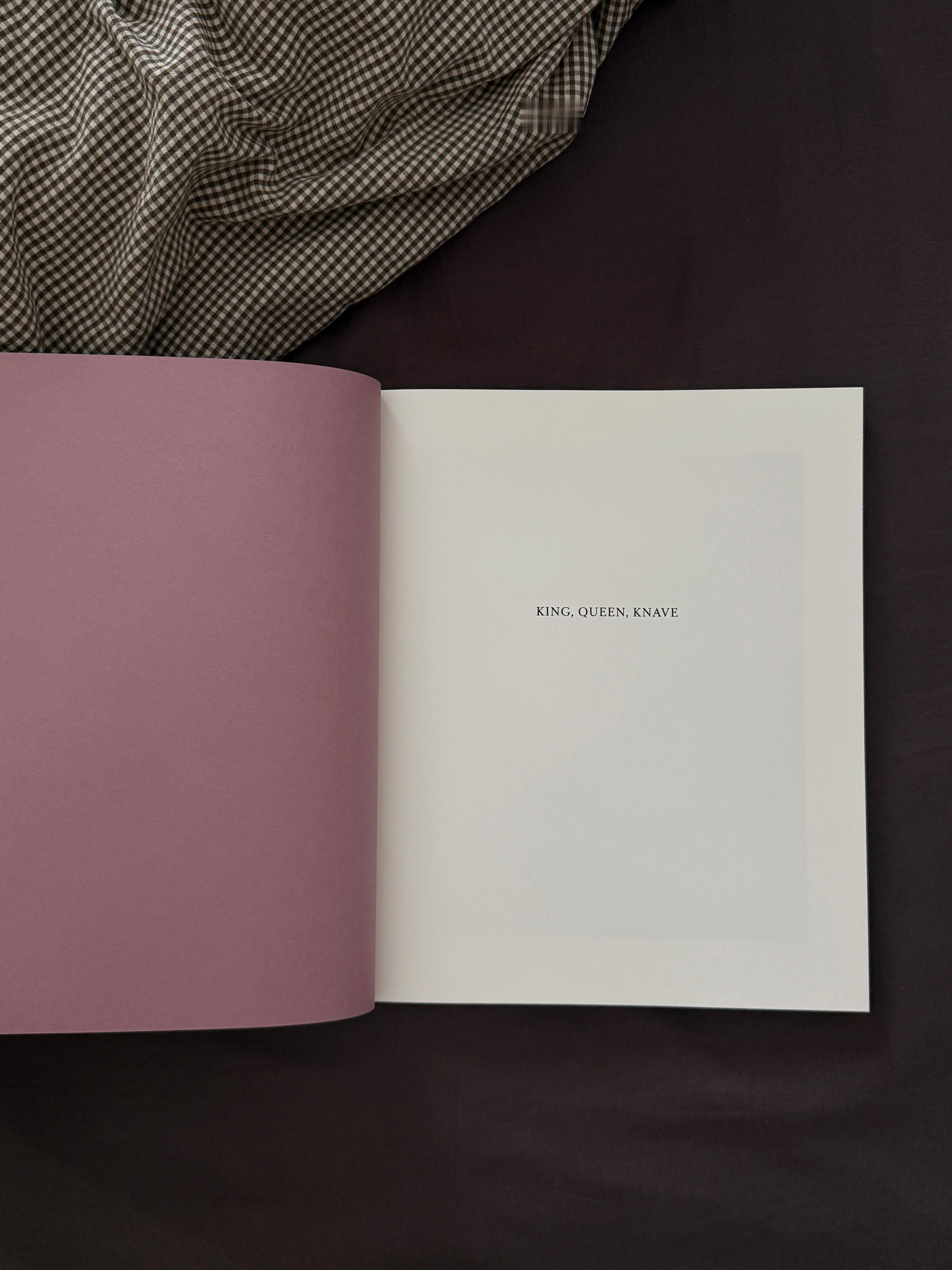 又要去北京短住一阵了。这次搬家行李只留生活必需品，而这本摄影集是例外。 ​​​