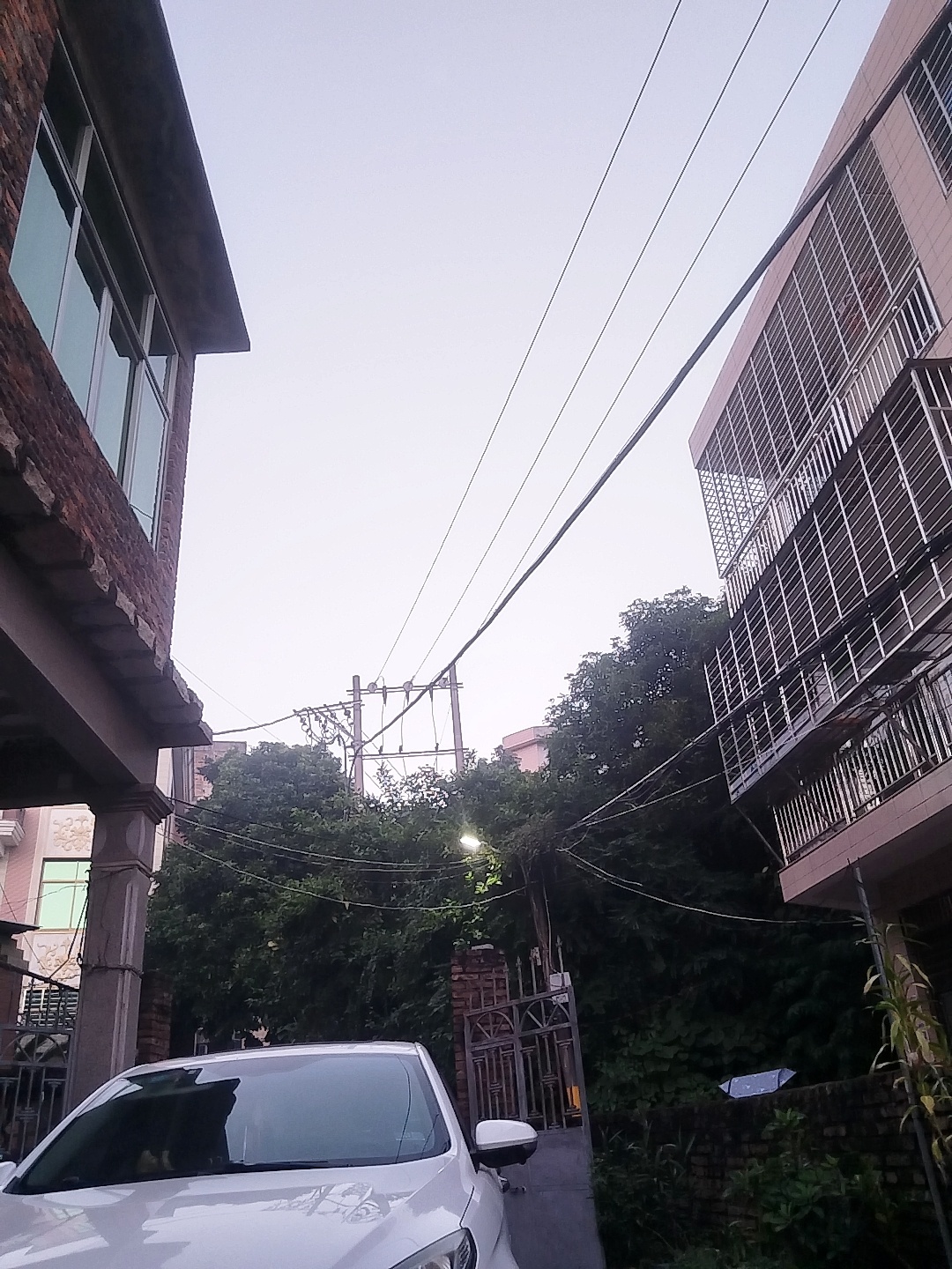 今晚6点就开路灯啦？ ​​​