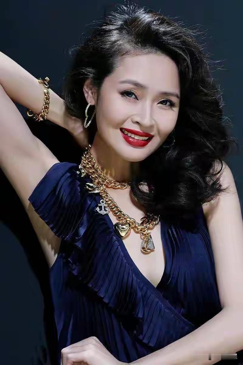 于明加笑起来真魅惑。