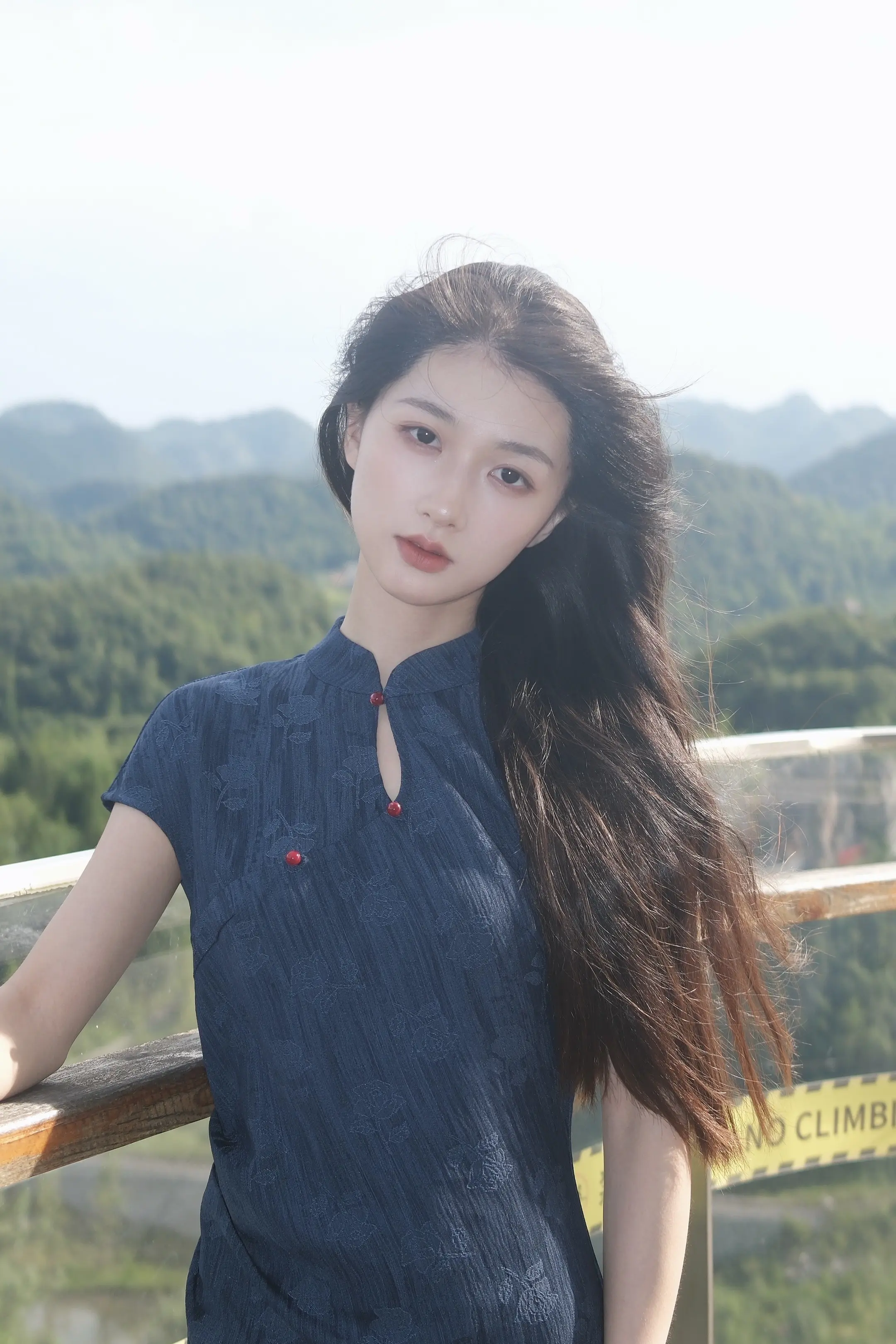 彝花山谷养大的孩子。
