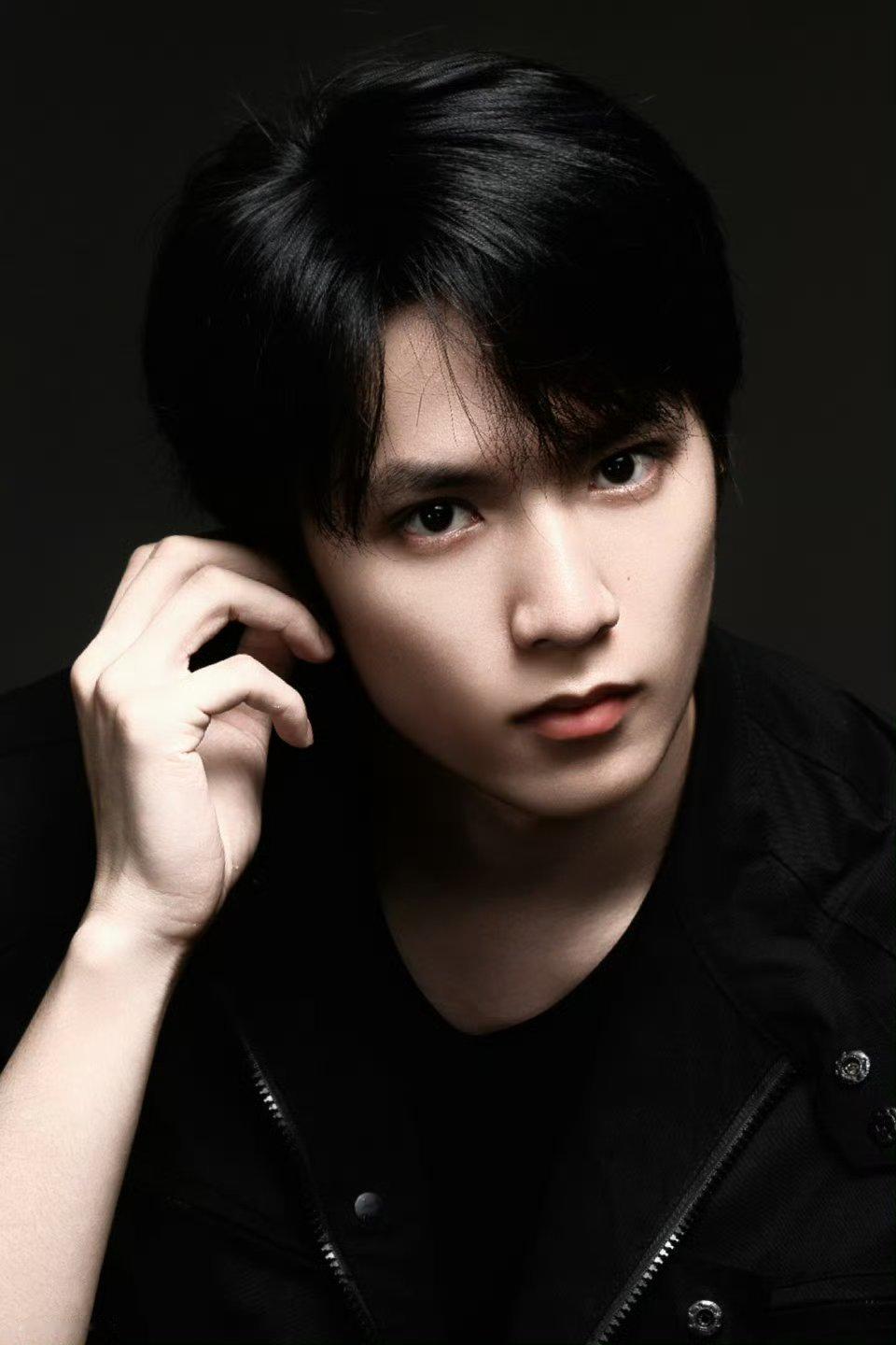 导演十分爱怼脸的一款… 帅哥 刘耀文帅成这样还说啥了 