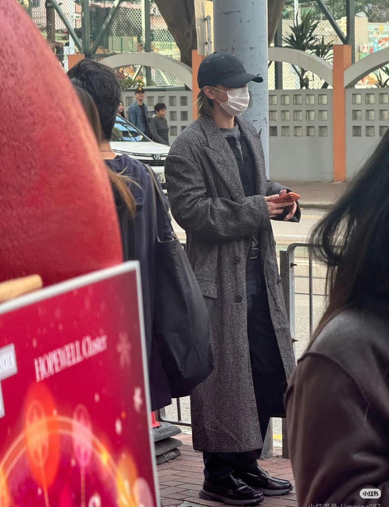 这种长大衣也太适合这种身条条瘦长瘦长且比例好的人了…
香港偶遇蔡徐坤拍圣诞树 ​