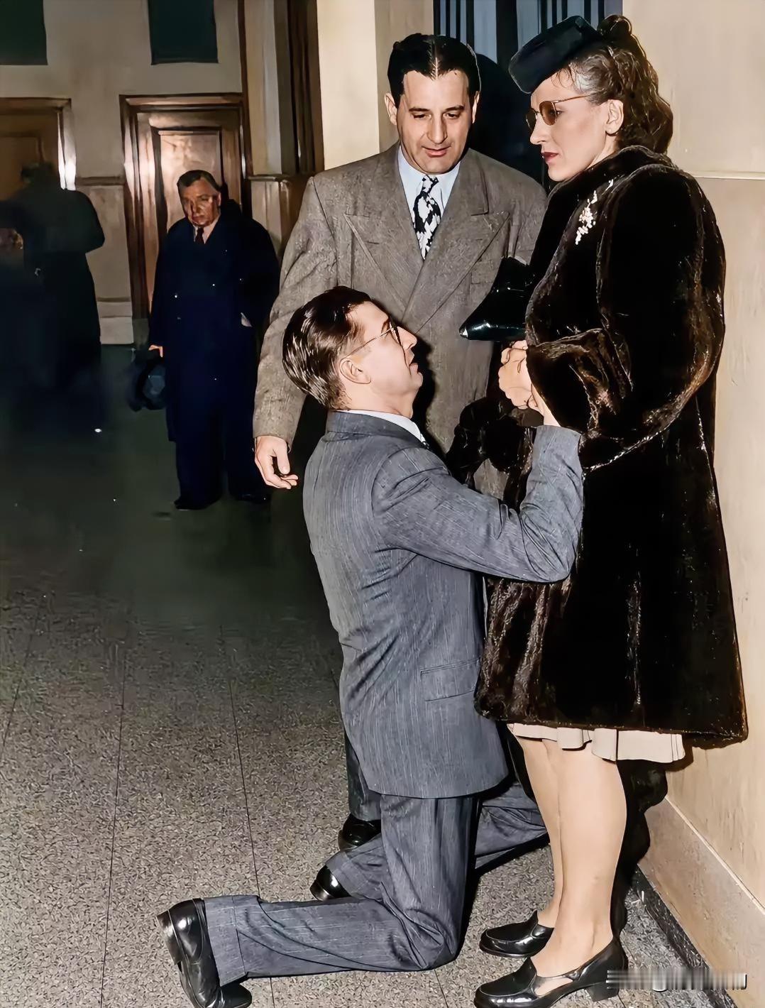 1948年，往事令人唏嘘。男子在法庭外的走廊当众下跪，紧紧拉住妻子的手失声痛哭，