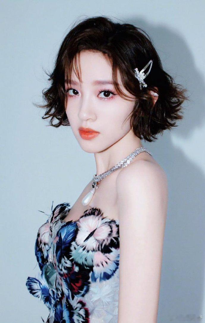 李小冉唐艺昕一公造型这是什么神仙同框！一公造型绝美，状态好到让人移不开眼。乘风2