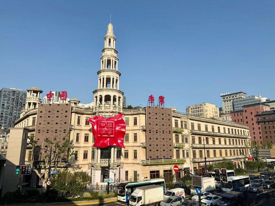 大世界换招牌上海大世界，和中国李宁搞了一个活动。合作的内容之一，是把“大世界”灯