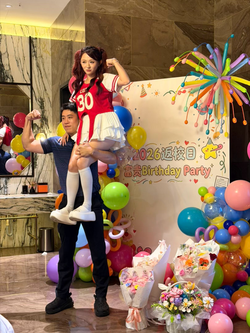 来给朋友过生日啦 其他照片明天发我的日常plog 重庆·环球金融中心