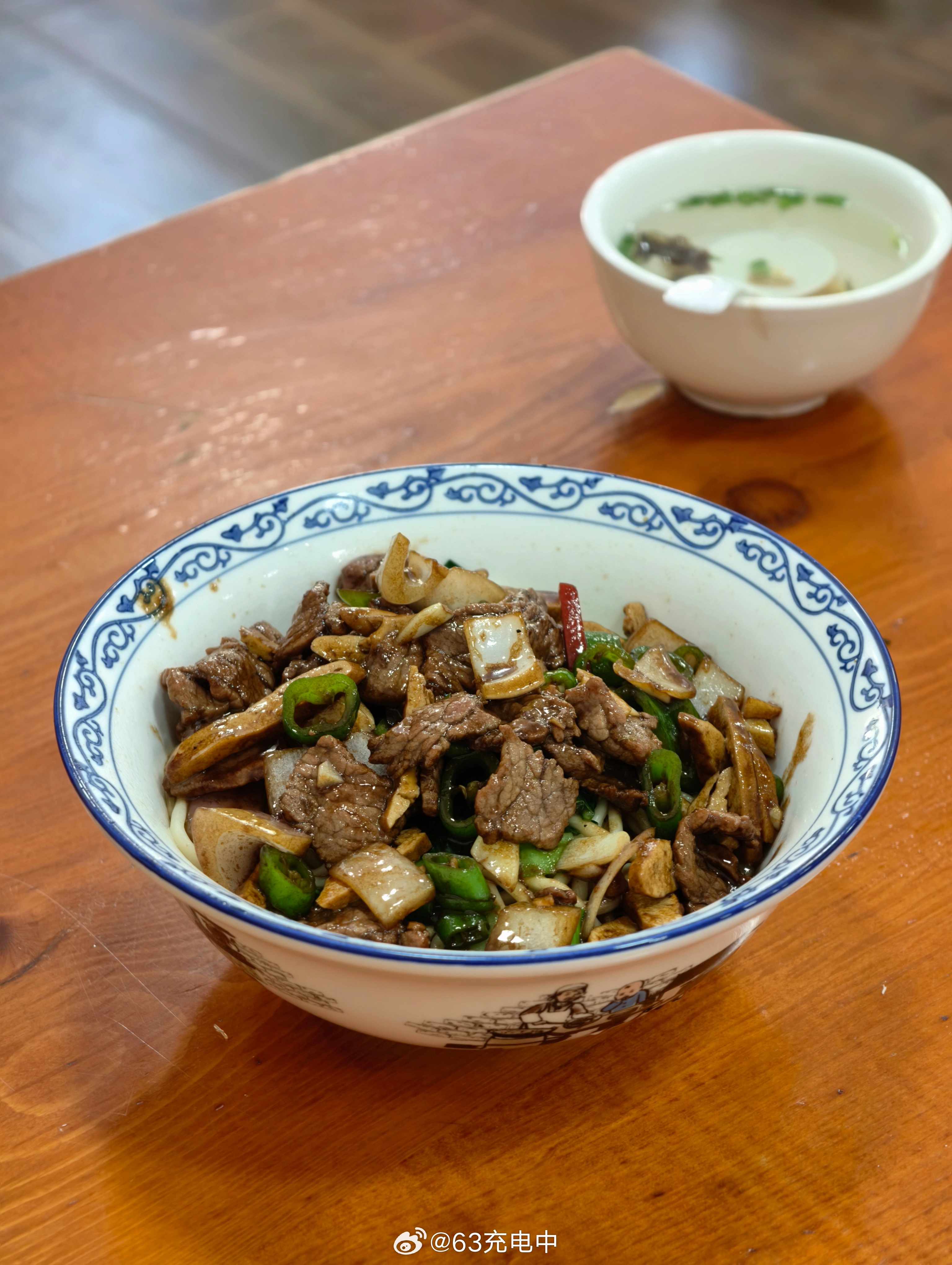 找了家桐庐当地开了很多年的面馆，两碗面加个荷包蛋 59 元。单看加个不便宜，但是