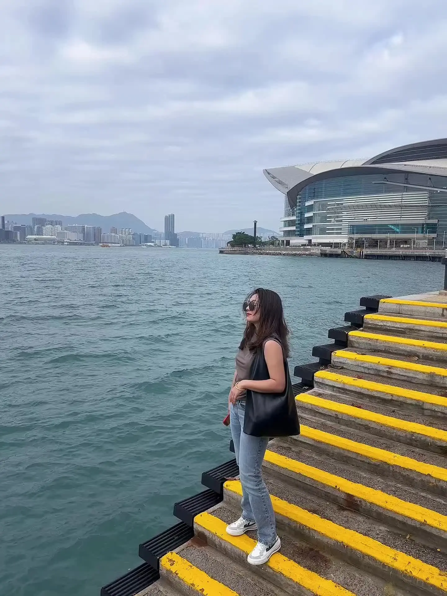 我想10年后再来香港的时候，也像今天一样年轻貌美，肤白貌美…