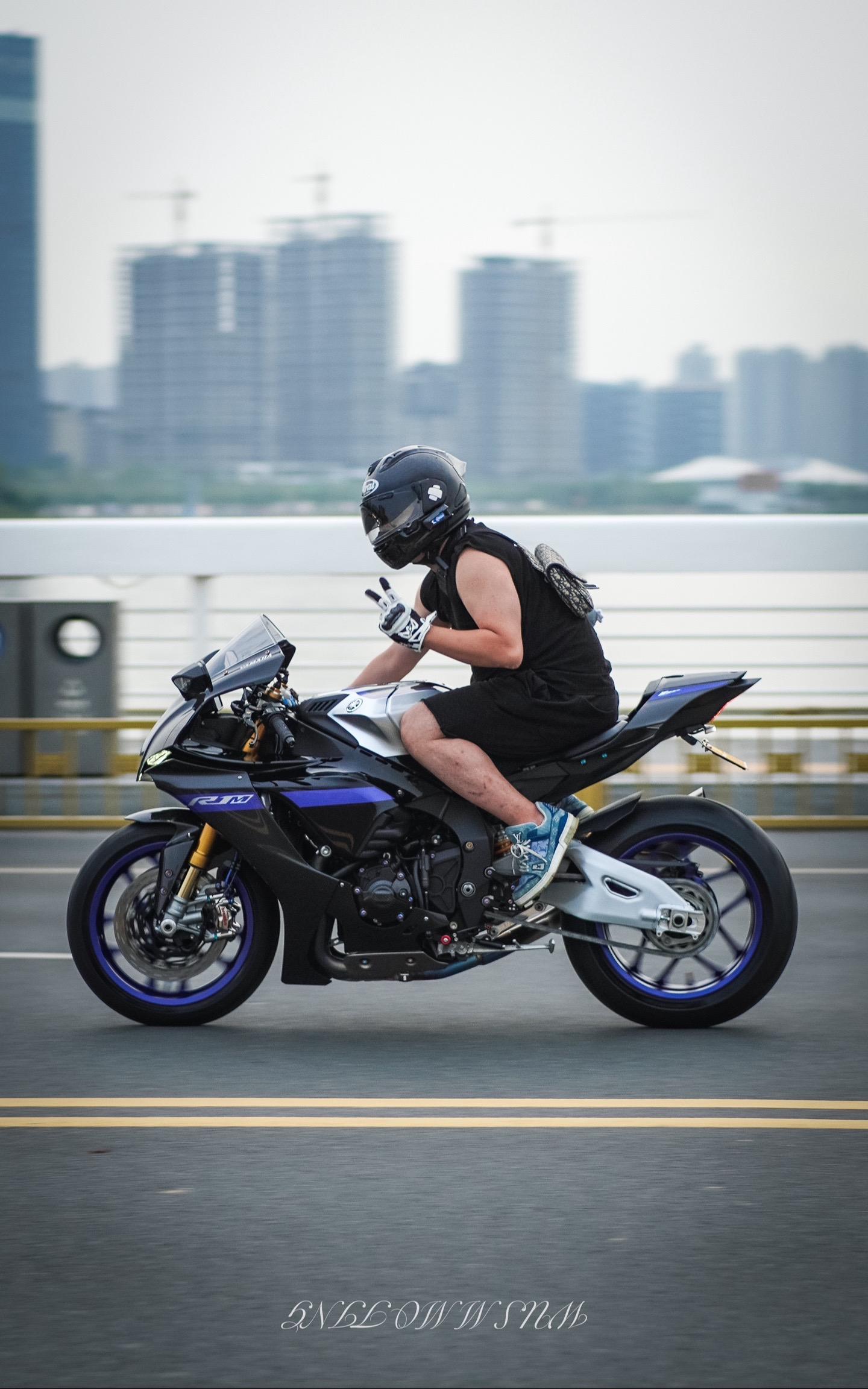 彩虹桥。追焦开头男生减速带 那个男的看了不迷糊