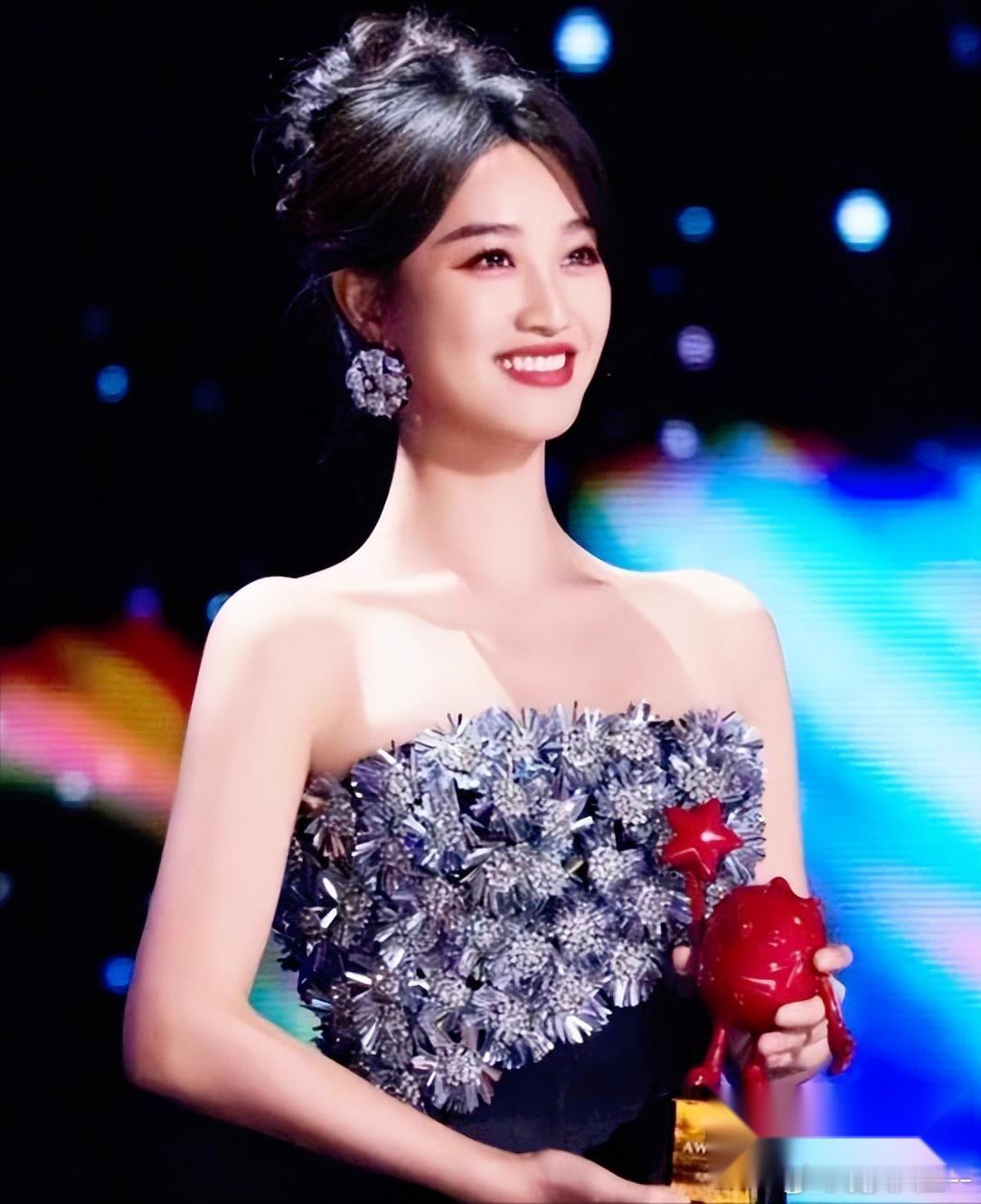 蓝盈莹，冲上热搜。 这一次，不是因为新恋情，而是因为一句三年前“吹过的牛”——被