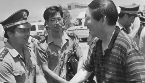 1998 年 8 月 7 日，江西九江长江干堤 4 号至 5 号闸口之间突发决口