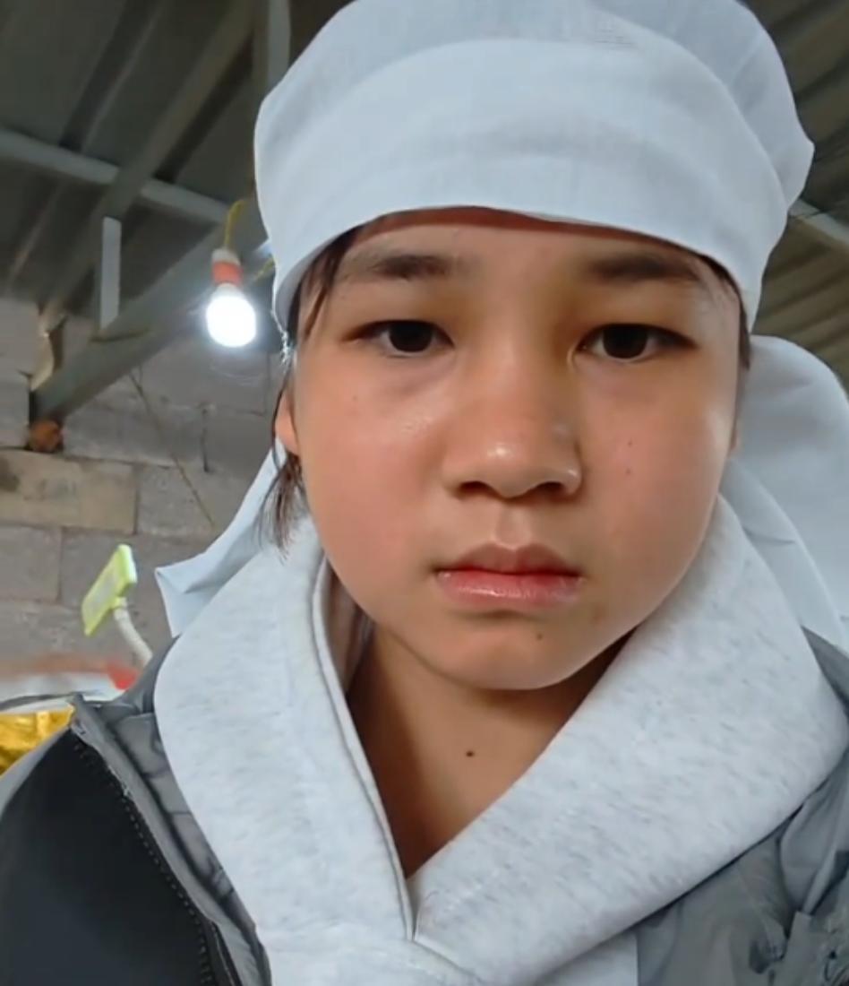 没有煽情，没有卖惨，
凭着一股不服输的劲儿，
让人佩服，
网友凑的捐款也全都退回