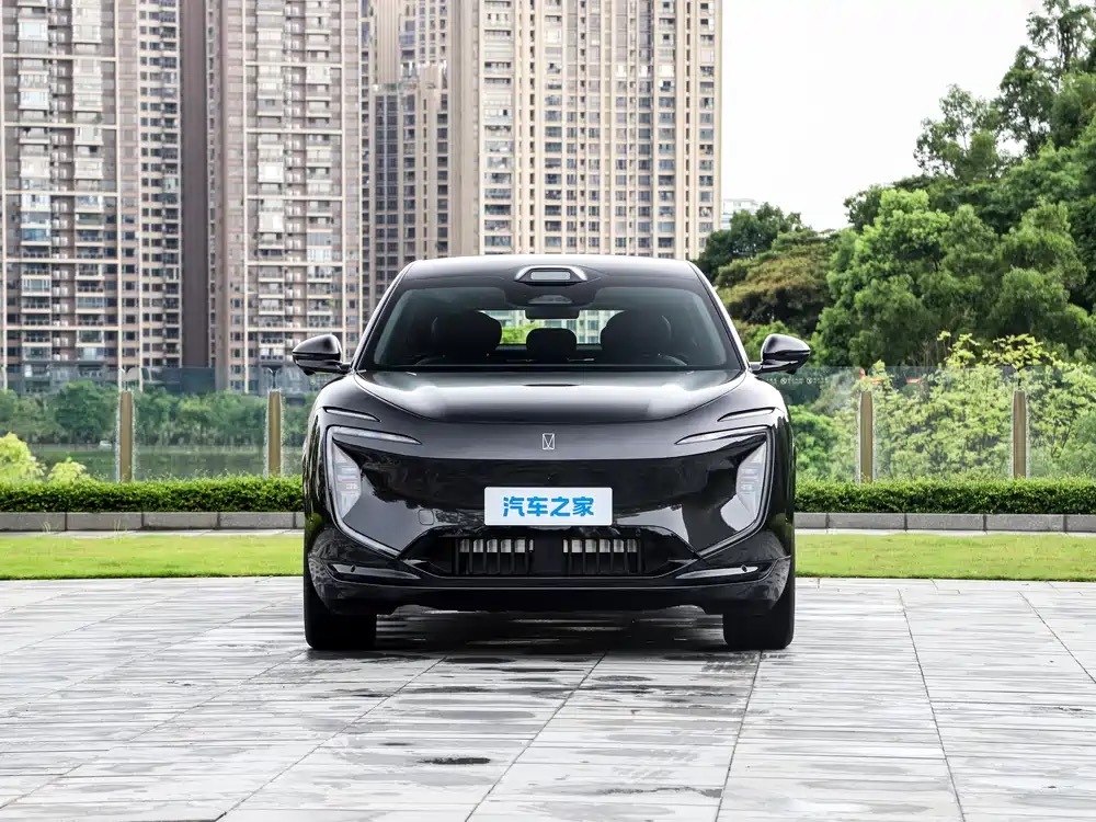阿维塔07L于2026年8月上市，定位中大型纯电五座SUV。车身尺寸4945mm