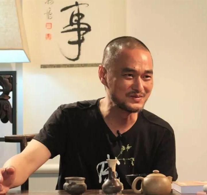 别把同事的嘴当闹钟，你上班是拿工资，不是买掌声。
该干的活儿干利索，不该听的闲话