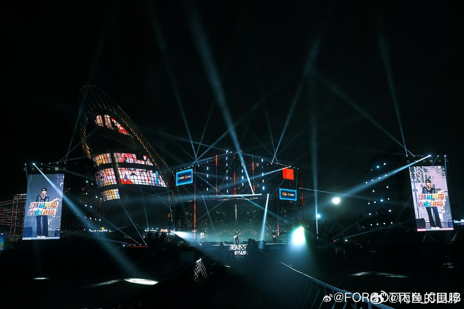 青岛音乐节清凉一夏今天在superlive现场直接爽到。海边音乐节果然不一样，风