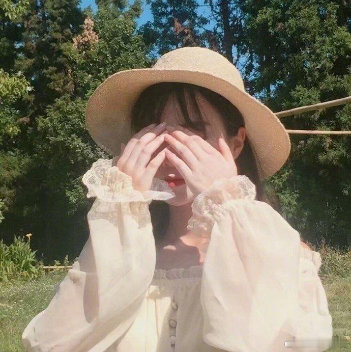 生气和失望是不一样的。生气只需要哄一哄，失望是你做什么都是多余的。生活手记