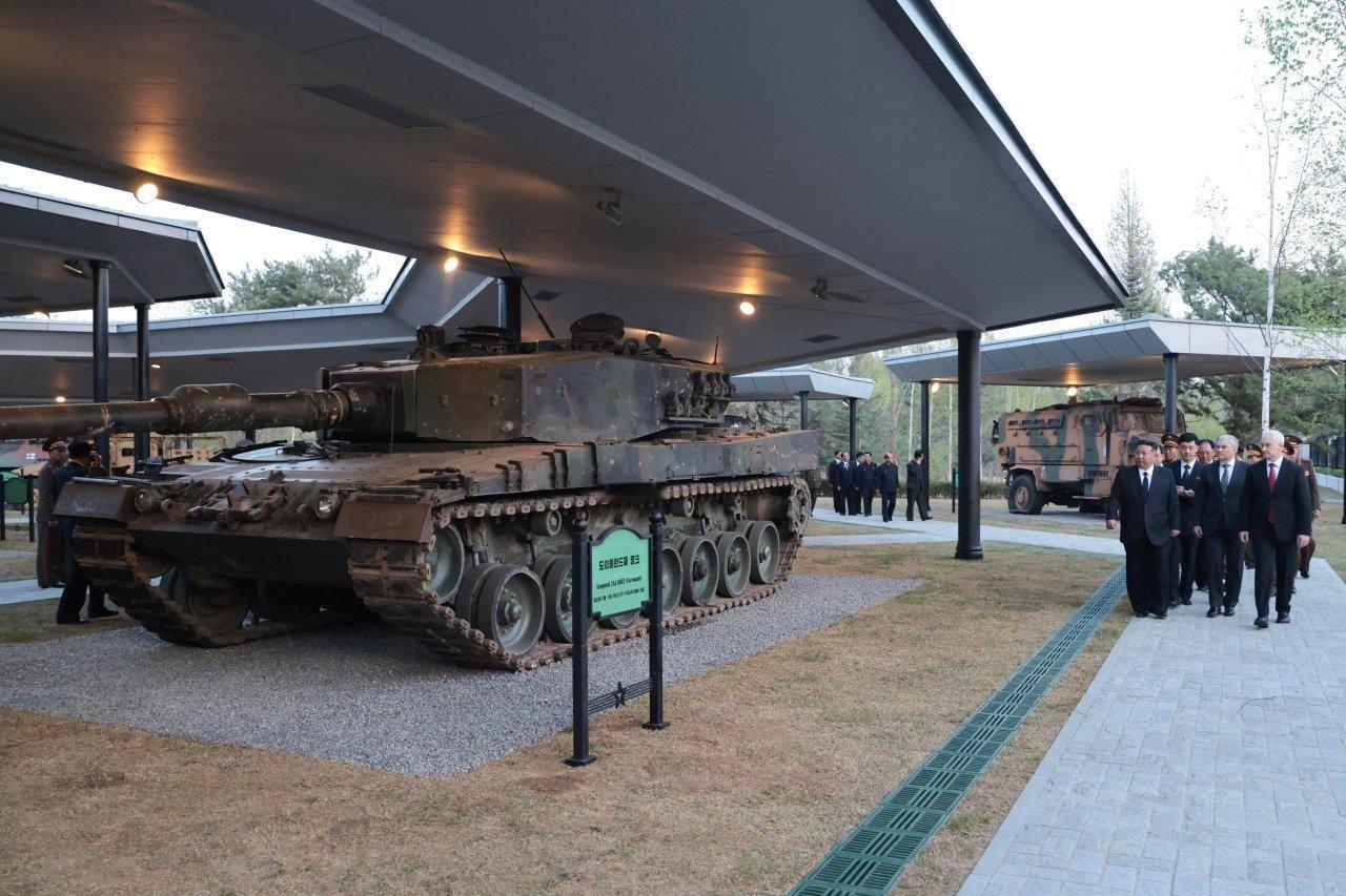 朝鲜获得了从乌克兰军队手中缴获的豹2A4主战坦克？
最近网上透露了这一张照片，目