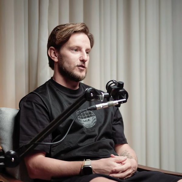 主持人💬：“梅西自然被认为是世界上最好的球员，因为我们看到他是如何踢球的……但