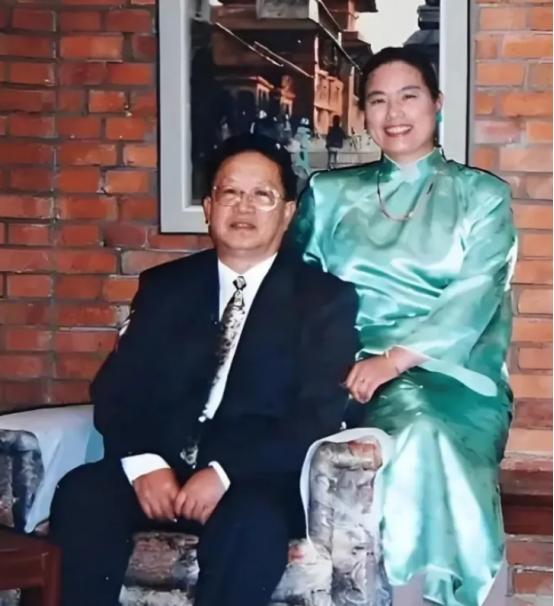 2005年，中国驻尼泊尔外交官朱敏才退休后，瞒着子女，带着妻子连夜离家，从此杳无