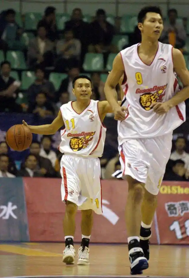 而广东东阳光与广州朗肽海本上一次季后赛交手，也颇久远了，当时2003-04赛季广