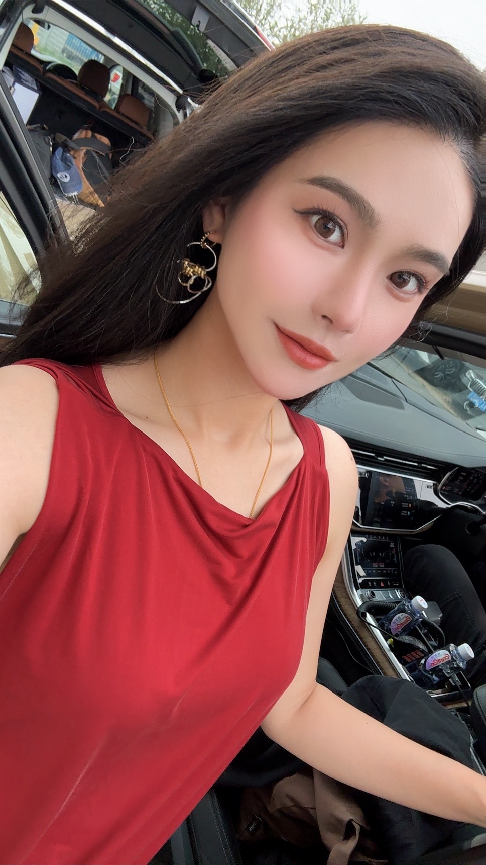 早[微风][微风][微风]今天穿越戈壁雅丹！起床了嘛 宝们？红裙+长裙+夸张耳环