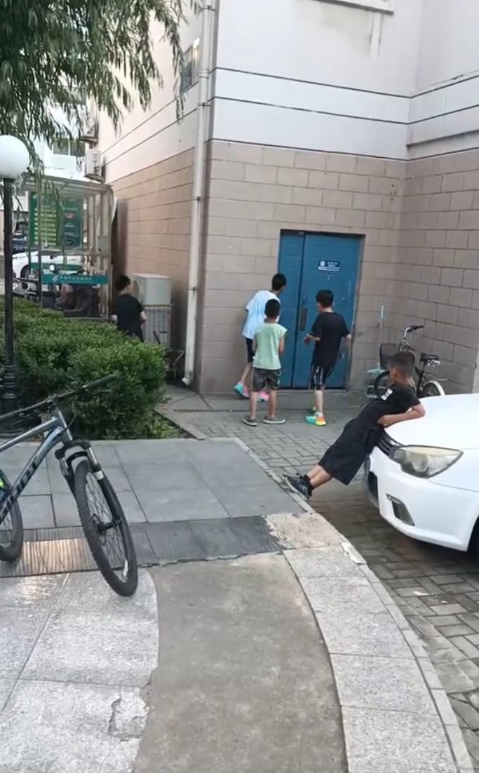 现在小孩素质真差，在保安室门口逗保安，还大喊“大汗脚”，然后哄笑着跑开了。

保