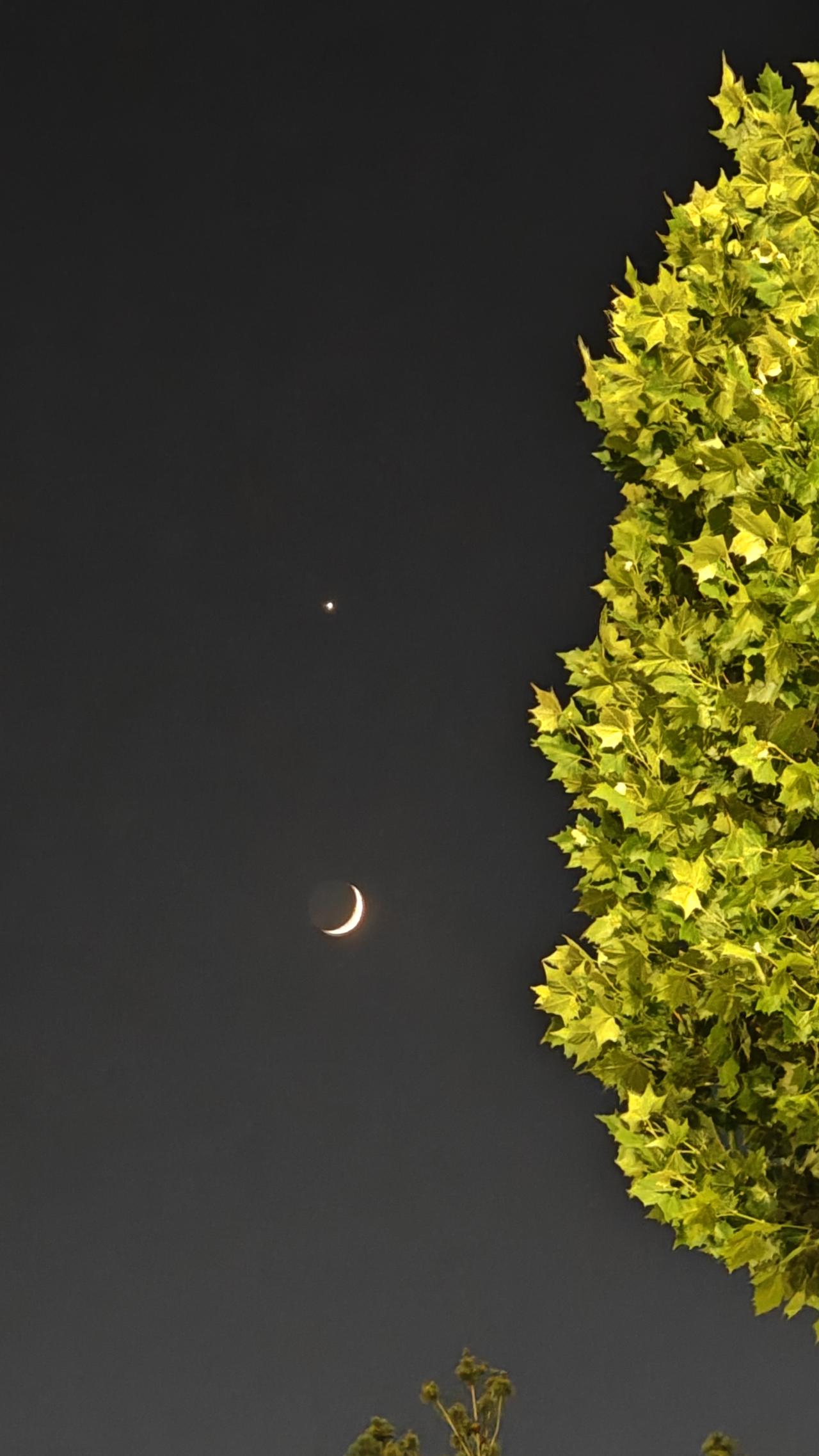 这是北方临汾市区西边的天空，7月17日农历六月初四，晚上8点时分。天空中的月亮，