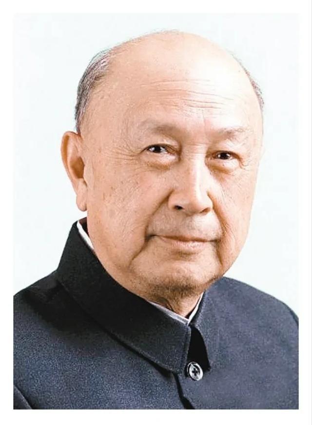 美国前国务卿基辛格有一句话是这么形容中国的：“中国总是被中国人中勇敢的人保护的很