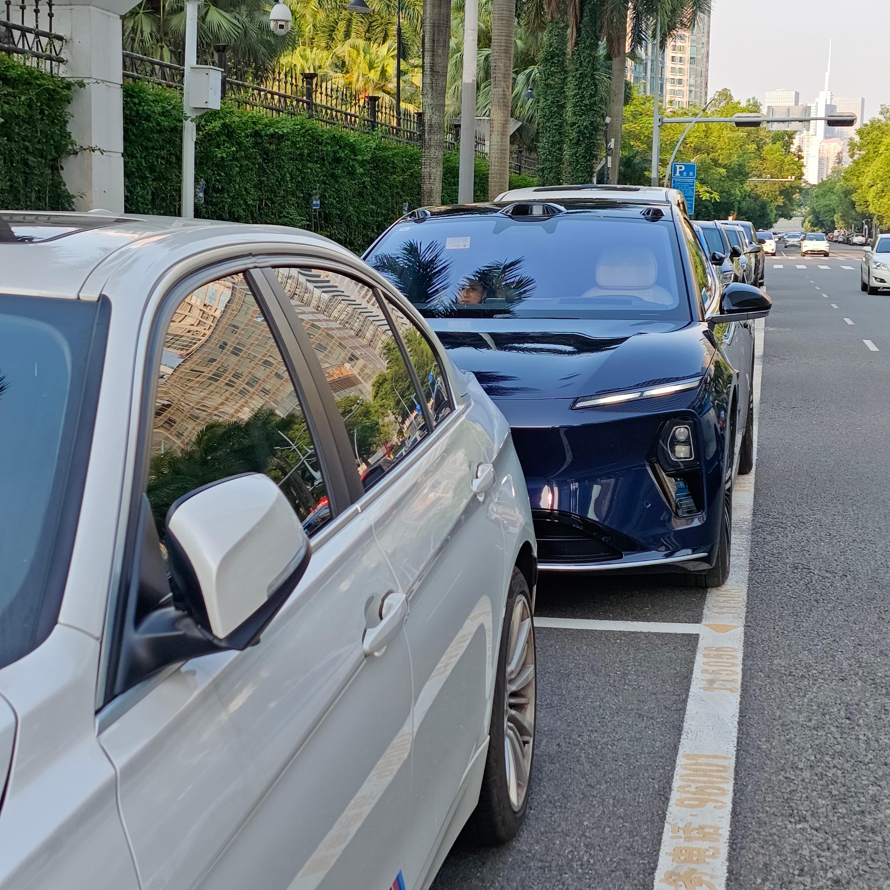 车确实宽，转弯半径是真的很小，不过因为一圈转完，需要适应一下，要不会感觉很贼。好