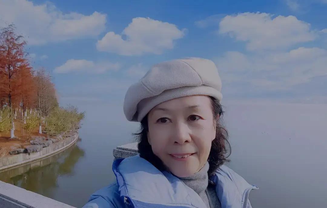 刷到一位60岁老哥写下的几句话，单身，帕金森，一句“不能贪心”把我看愣。
他说此