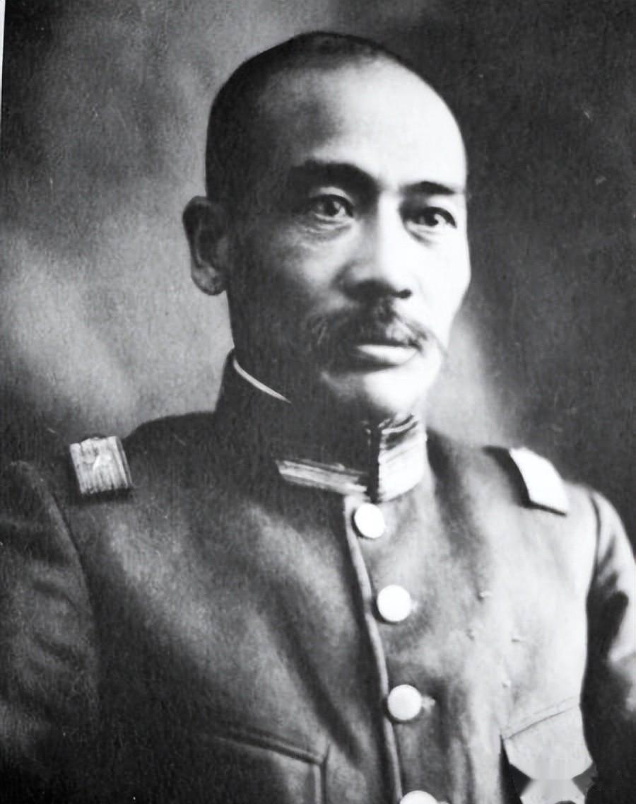 
孙岳系河北省高阳县人，北洋二班学生，清末任第三镇参谋长，该镇驻扎在东三省时，孙
