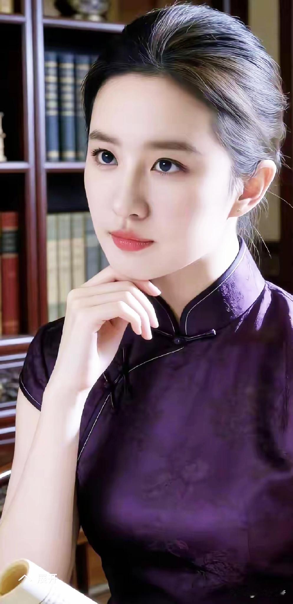 一个穿旗袍的女士在思考。