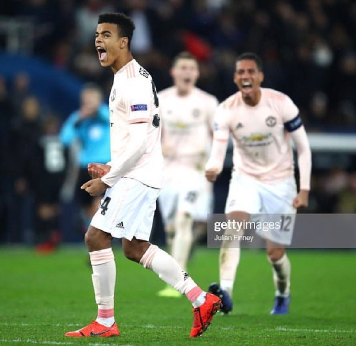 格林伍德Instagram：7年前，职业比赛首秀 🤞🏾曼联