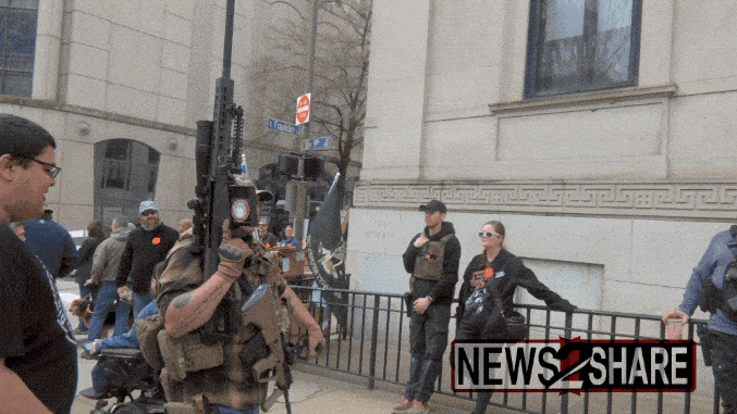 北美懦夫又演戏了：扛着12.7毫米口径大狙反对控枪，现场还有人发弹夹，就是没人敢