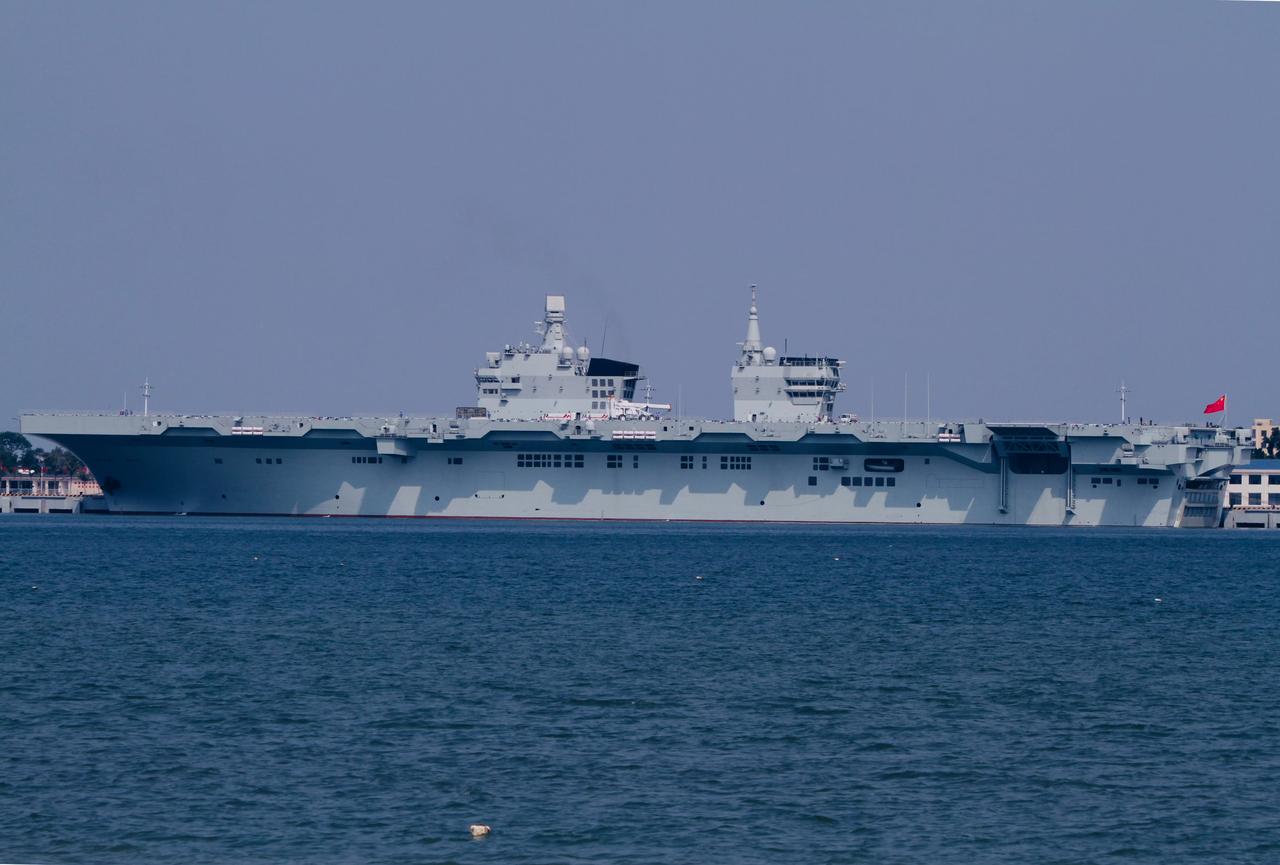 今日舰名：中国🇨🇳人民海军076型两栖攻击舰四川舰，满载排水量约5万吨，最近
