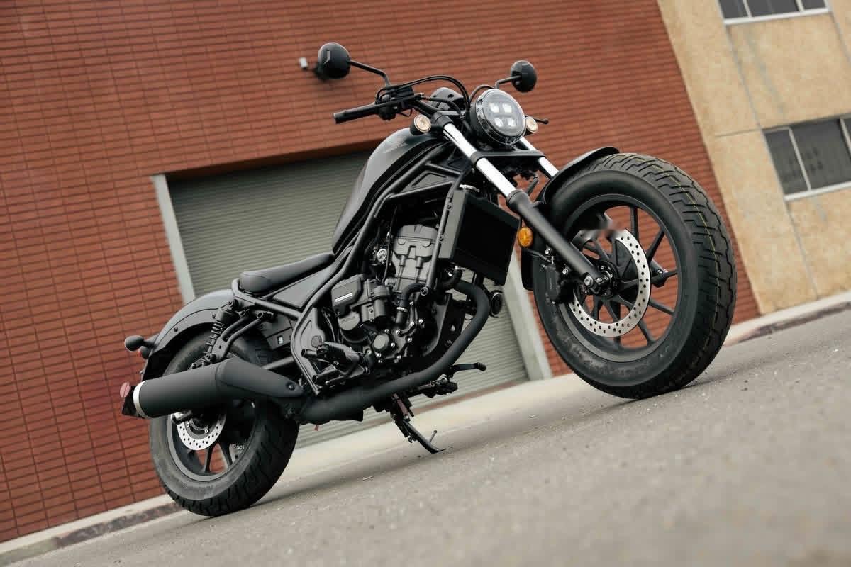 从一开始就顺利。

有了新款本田E-Clutch,轻松的骑姿,以及令人信心的低座