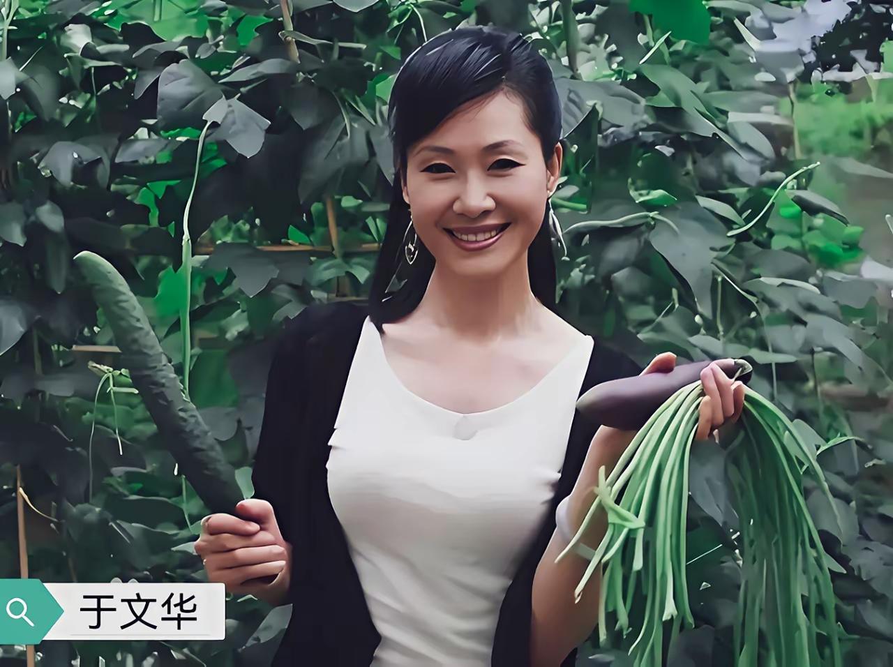她的身材很哇塞，她的笑容很灿烂，很有感染力
你们认识她吗？
她的为人处世之道很是