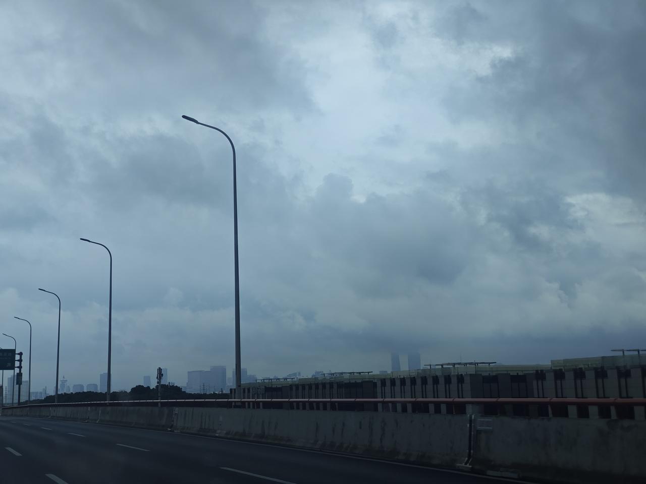 梅雨季最磨人的从来不是连绵阴雨，是挥之不去的闷。
 
落雨时分反倒清爽几分，真正
