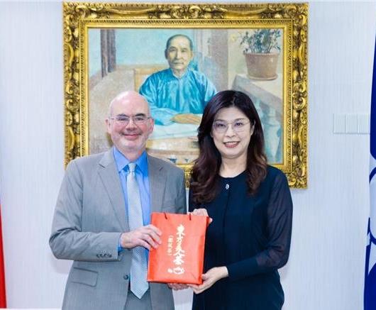 11月12号，郑丽文在国民党的党部会见了美国在台协会的处长谷立言。根据国民党发布