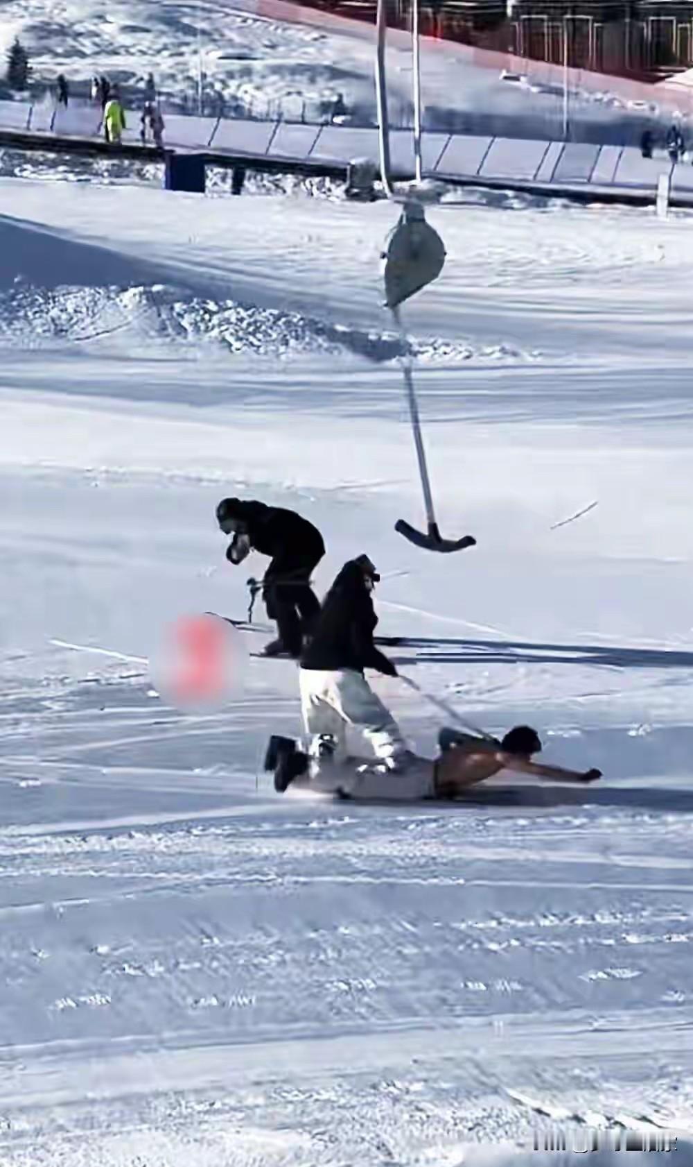 这两人就这么燥热吗？

大雪天一个赤膊上身，脖子上拴着绳子；
一个捂得严严实实，