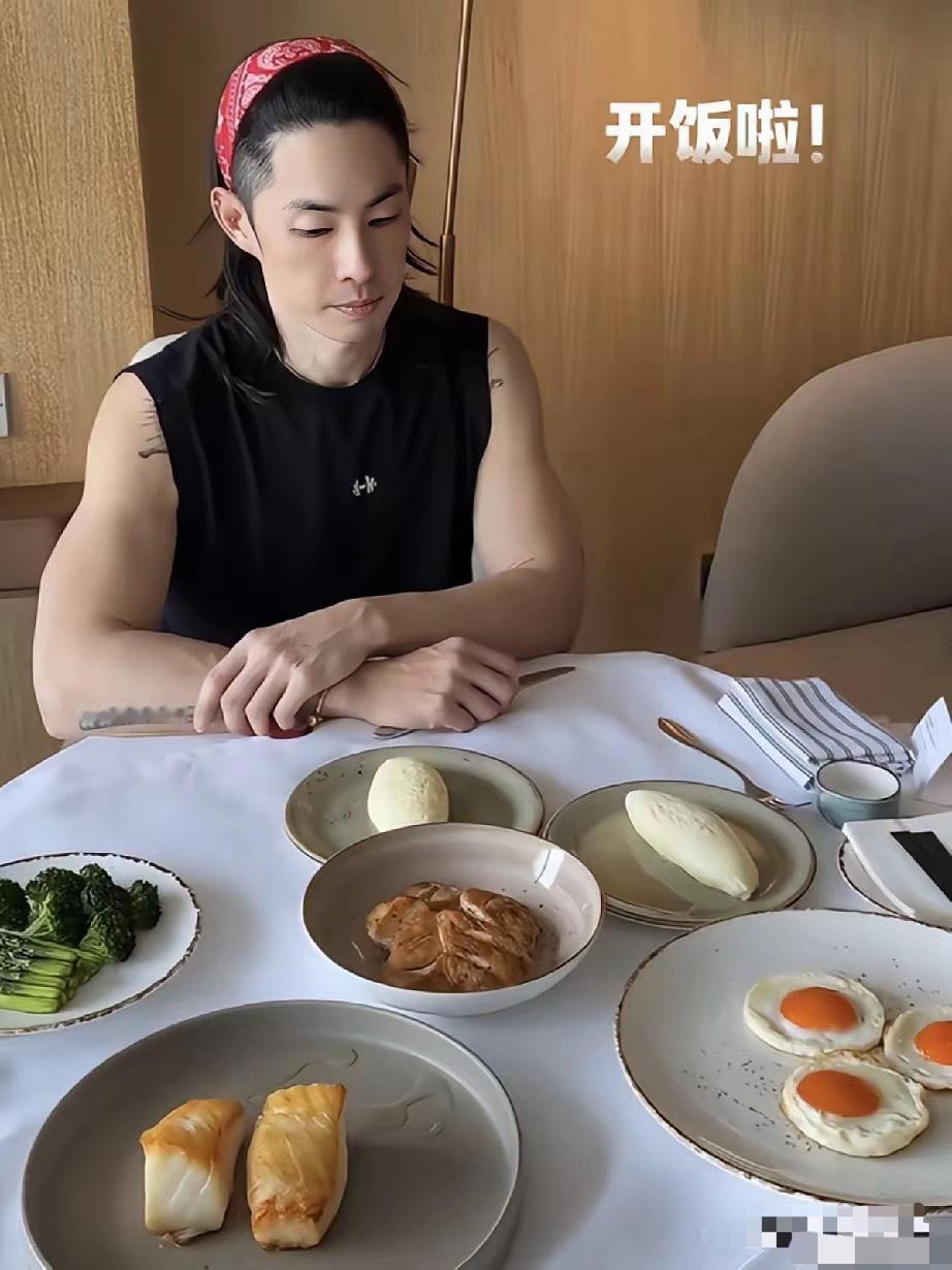 他真的好自律，一桌子菜全是蛋白质。