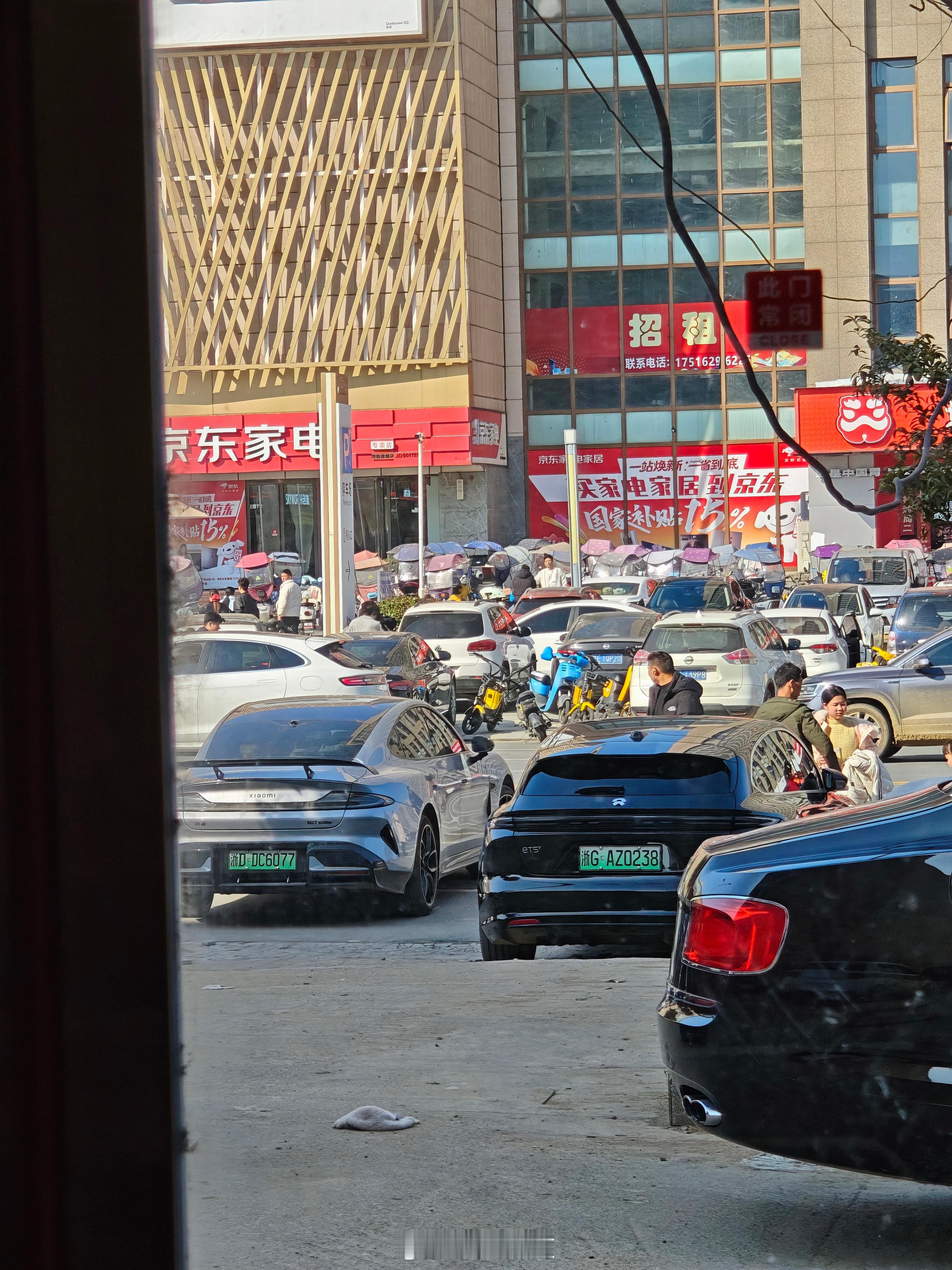 在我们这18线小县城也能看到小米SU7 Ultra，不过是外地车，真有钱啊