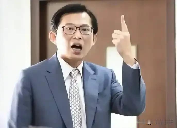 国民党在斗争方面，与民进党比差太多了，他们输掉政权是必然的！
现在的民众党也有后