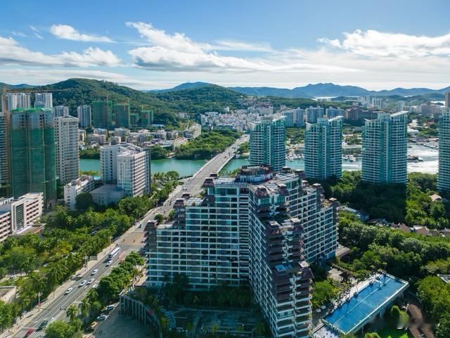 三亚楼市：

从7月房价数据来看，三亚新房房价环比持平，价格稳住没有下跌；二手房